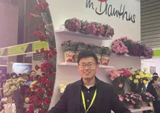 Germany's Selecta-one (Xileda in China) exhibits several carnation varieties on-site, and its PinkKisses™ first kiss™ variety attracted many audiences to stop and have a look. On the picture is Mr. Zhang Tianli, General Manager of Selecta-one China.